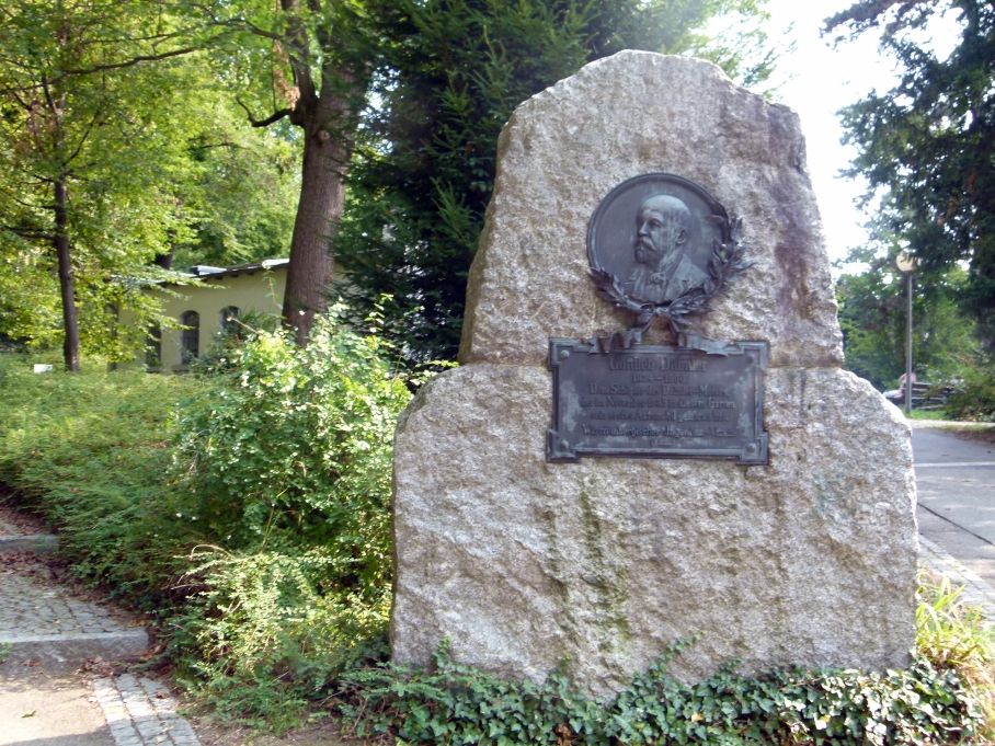 Gottlieb-Daimler-Denkmal_Bad_Cannstatt_2